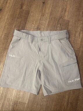 Huk Men's Light Gray Cargo Fishing Shorts